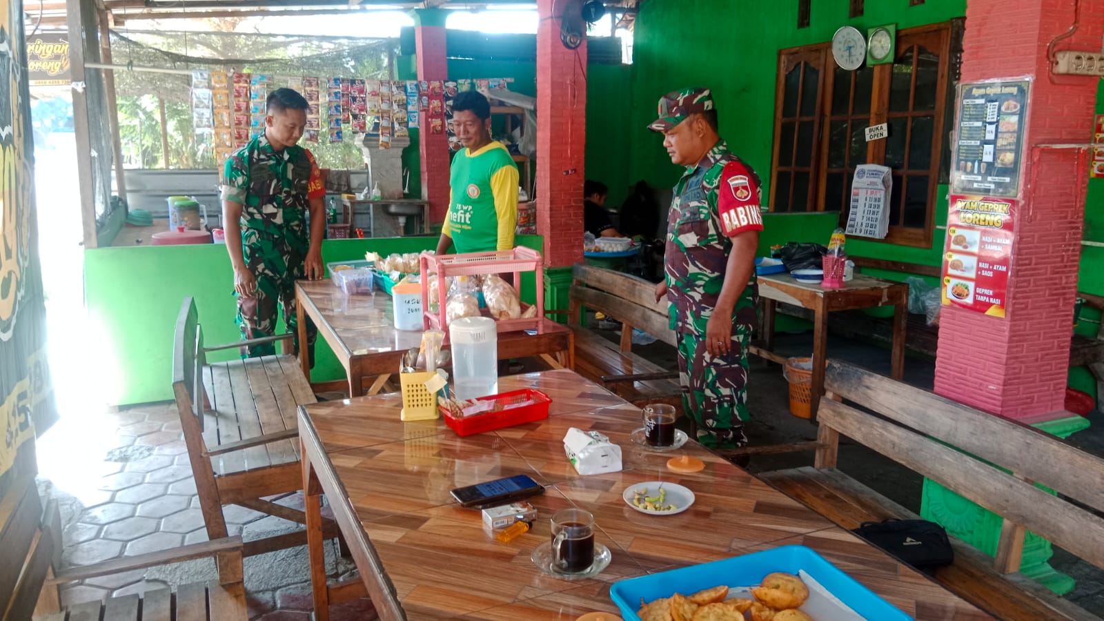 Babinsa Hadir di Lapak Siomay, Bangun Optimisme Pelaku UMKM