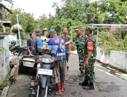 Gerobak Pentol Jadi Titik Komsos, Babinsa Titip Pesan Keamanan Hingga Ke Gang-Gang Permukiman