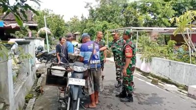 Gerobak Pentol Jadi Titik Komsos, Babinsa Titip Pesan Keamanan Hingga Ke Gang-Gang Permukiman