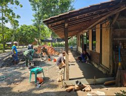 Rumah Hampir Rampung, Tangan TNI Ikut Menguatkan Harapan Keluarga Santoso