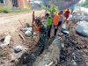Demi Sawah Tetap Mengalir, Babinsa dan Warga Bergotong Royong Bangun Saluran Irigasi