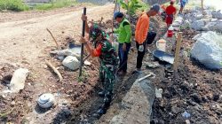Demi Sawah Tetap Mengalir, Babinsa dan Warga Bergotong Royong Bangun Saluran Irigasi Demi Sawah Tetap Mengalir, Babinsa dan Warga Bergotong Royong Bangun Saluran Irigasi
