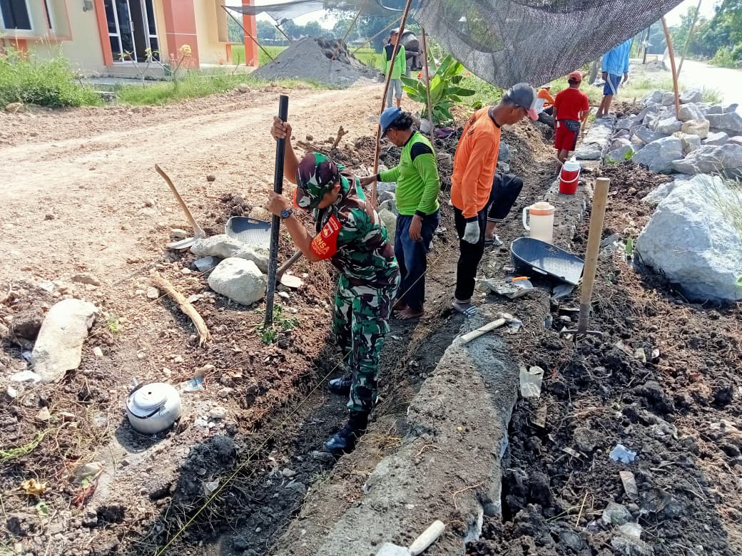 Demi Sawah Tetap Mengalir, Babinsa dan Warga Bergotong Royong Bangun Saluran Irigasi