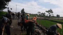 Talud Jalan di Mojorejo Dibangun Gotong Royong, Babinsa Turun Langsung Bersama Warga Talud Jalan di Mojorejo Dibangun Gotong Royong, Babinsa Turun Langsung Bersama Warga