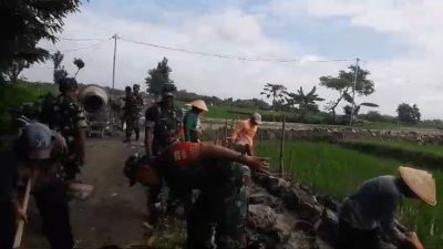 Talud Jalan di Mojorejo Dibangun Gotong Royong, Babinsa Turun Langsung Bersama Warga Talud Jalan di Mojorejo Dibangun Gotong Royong, Babinsa Turun Langsung Bersama Warga
