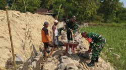 Danramil Gesi Pimpin Karya Bakti Bangun Talud, Warga: Kehadiran TNI Tambah Semangat Gotong Royong Danramil Gesi Pimpin Karya Bakti Bangun Talud, Warga: Kehadiran TNI Tambah Semangat Gotong Royong