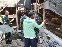 Babinsa Turun ke Kandang, Suntik Semangat Peternak Ayam Petelur Hadapi Tantangan Usaha