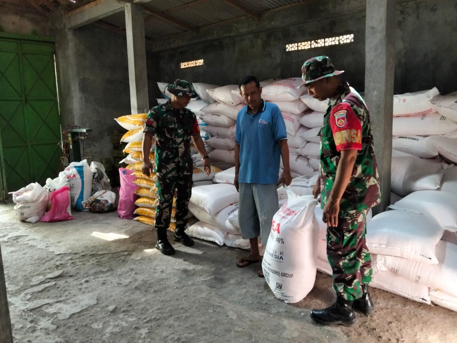 Babinsa Kalijambe Awasi HET Pupuk, Cegah Permainan Harga di Tingkat Kios