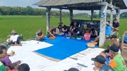 Babinsa Turun ke Sawah, Komsos Jadi Penguat Semangat Kelompok Tani