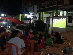 Anggota TNI Kodim 0725/Sragen Bersama Masyarakat Nobar Piala Dunia