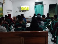 Anggota TNI Kodim 0725/Sragen Bersama Masyarakat Nobar Piala Dunia di 13 titik Koramil dari jajaran kodim 0725/Sragen.