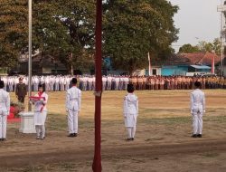 Danramil Plupuh Kawal Khidmat Penurunan Bendera HUT RI ke-81