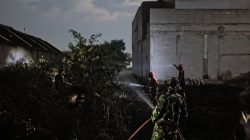 Babinsa Turun Tangan, Kebakaran Lahan Kosong di Plumbungan Berhasil Dipadamkan