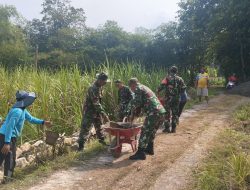 Tak Sekedar Jaga Wilayah, Babinsa Gesi Ikut Angkat Material Bangun Talud Jalan