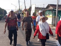 1.200 Warga Sambirejo Tumpah Ruah Ikuti Jalan Sehat, Danramil 20/Plupuh Ajak Jaga Semangat Kemerdekaan