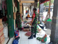 Babinsa Slendro Pantau Harga Sembako di Pasar, Pastikan Kondisi Pangan Tetap Terkendali