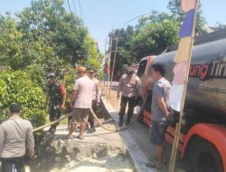 Babinsa dan Polisi Turun Langsung Salurkan Bantuan Air Bersih untuk Warga Sono