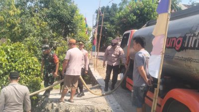 Babinsa dan Polisi Turun Langsung Salurkan Bantuan Air Bersih untuk Warga Sono