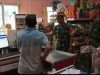 Babinsa Plumbungan Pantau Harga Sembako, Pastikan Stok dan Daya Beli Warga