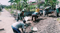 Babinsa Jenalas Bantu Warga Perbaiki Jalan, Wujudkan Gotong Royong untuk Akses Lebih Nyaman