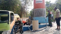 Kekeringan Melanda Srawung, Babinsa dan BPBD Droping 8.000 Liter Air Bersih