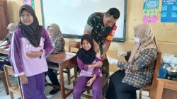 Babinsa Karangmalang Dampingi Imunisasi, Ratusan Siswa Mojorejo Dapat Vaksin DT dan TD
