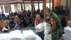 Kawal Penyaluran Bantuan Pangan, Babinsa Kalijambe Pastikan 460 Warga Kalimacan Terima Beras