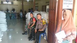 Babinsa Kebonromo Kawal Penyaluran 35 Ton Beras, 1.176 Warga Terima Bantuan