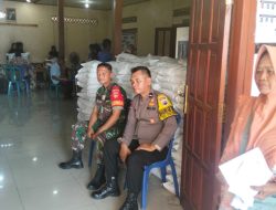 Babinsa Kebonromo Kawal Penyaluran 35 Ton Beras, 1.176 Warga Terima Bantuan