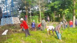Babinsa Kwangen Ikut Kotor-Kotoran Bersihkan Lahan Warga, Gotong Royong Makin Kompak
