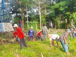Babinsa Kwangen Ikut Kotor-Kotoran Bersihkan Lahan Warga, Gotong Royong Makin Kompak