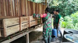 Babinsa Ngrampal Cek Kandang Kambing Warga, Ingatkan Kebersihan Demi Ternak Sehat dan Lingkungan Nyaman
