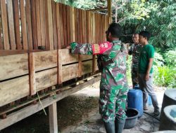 Babinsa Ngrampal Cek Kandang Kambing Warga, Ingatkan Kebersihan Demi Ternak Sehat dan Lingkungan Nyaman