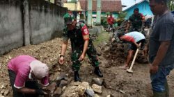 Puluhan Pasang Tangan Bahu-Membahu, Koramil Tangen dan Warga Galeh Bangun Jalan Desa