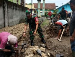 Puluhan Pasang Tangan Bahu-Membahu, Koramil Tangen dan Warga Galeh Bangun Jalan Desa