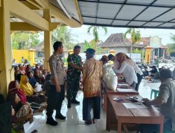 Babinsa Dampingi Penyaluran Beras, 334 KPM di Desa Nganti Terima Bantuan