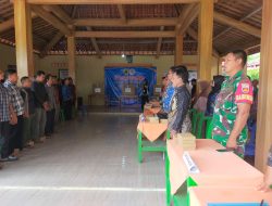 Babinsa Hadir di Tengah Pesta Demokrasi Tegalombo, Empat Calon Raih Mandat