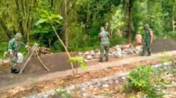 Pangkas Akses Terisolasi, Prajurit Koramil Gesi Terjun Cor Jalan Desa Pilangsari