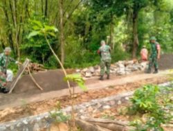 Pangkas Akses Terisolasi, Prajurit Koramil Gesi Terjun Cor Jalan Desa Pilangsari