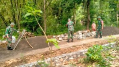 Pangkas Akses Terisolasi, Prajurit Koramil Gesi Terjun Cor Jalan Desa Pilangsari