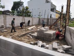 Adukan Semen Jadi Perekat, Babinsa Kalijambe Gotong Royong Bantu Warga
