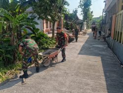 Babinsa Kalijambe Turun Tangan, Jalan Kampung di Tegalombo Dipercantik