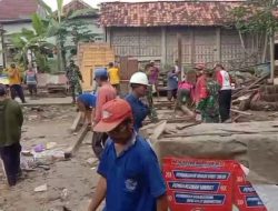 Babinsa Sambirejo Turun Tangan Bongkar Rumah Warga, Gotong Royong Jadi Kekuatan