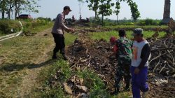 Tak Sekedar Bersih-bersih, Babinsa Jatibatur Ikut Turun Tangan Bersama Warga