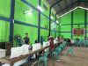 Beras Bantuan Tiga Bulan Disalurkan, Babinsa Trobayan Turun Langsung Kawal Pembagian ke Warga