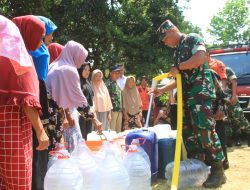 Atasi cuaca ekstrim, Kodim Sragen bantu air bersih, bagikan 1000 es teh, sembako, hingga kursi roda
