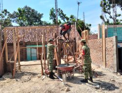 Tak Tunggu Diminta, Babinsa Tangen Turun Langsung Bantu Warga Bangun Rumah
