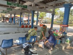 Babinsa Ngrampal Turun Langsung ke Lapangan, Pantau Harga UMKM dan Perkuat Keamanan Pedagang