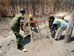 Babinsa Denanyar Turun ke Jalan, Bersama Warga Benahi Akses Dukuh Pule