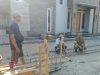 Semangat Gotong Royong Tanpa Batas, Babinsa dan Warga Gemolong Sragen Bahu-Bahu Wujudkan Rumah Mbah Eny
